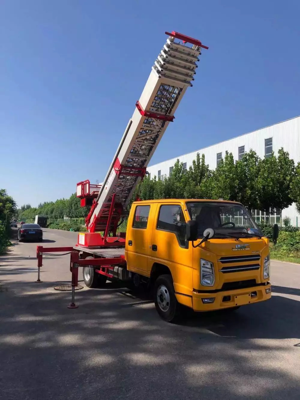 平江附近的云梯车出租服务：轻松解决高空作业需求