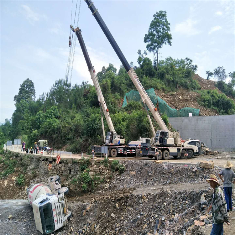 平江汽车掉沟里叫吊车救援要多少钱